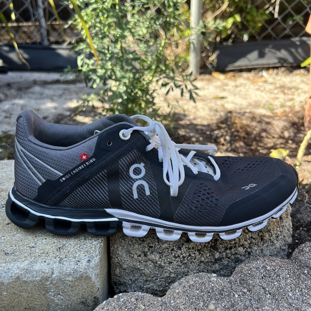 On Cloud Cloudflow Running Shoes Women Sz 8 Black White || Heel Wear Look At Pic